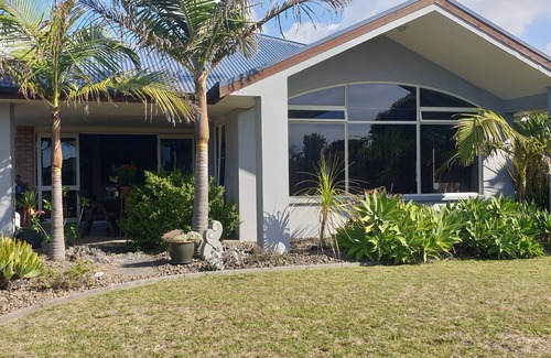 Coastlands House | Fabulous family home just 150 metres to Coastlands Beach
