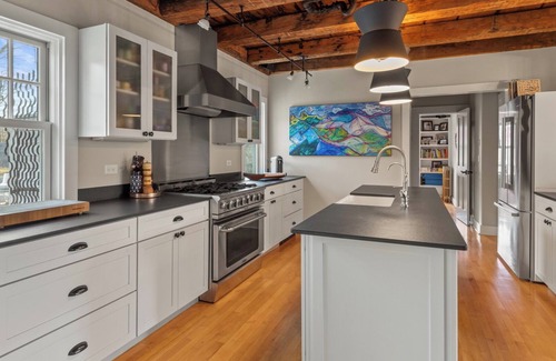 Moscow House | Fabulous Farm House! hot tub, gym, speakeasy, 3 bedroom, minutes to Stowe Resort