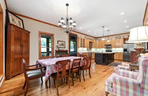 Olmstead House | Fabulous Farmhouse near Clarksville, TN