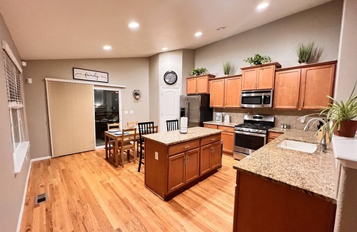 Dupont House | Fabulous Home near DIA & Gaylord Rockies Resort & FlightSafety International