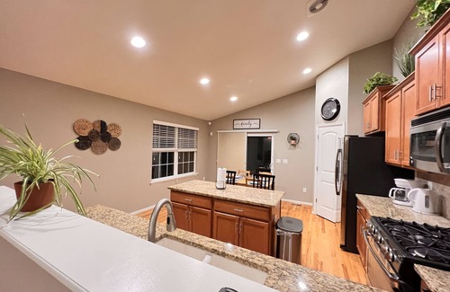 Dupont House | Fabulous Home near DIA & Gaylord Rockies Resort & FlightSafety International