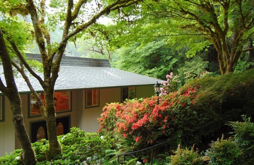 Marcola House | Fabulous home on the Mckenzie River.