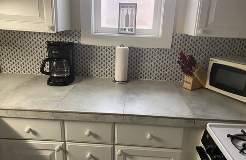 Mapleton Hill Apartment | Fabulous LOCATION quiet setting steps to Pearln