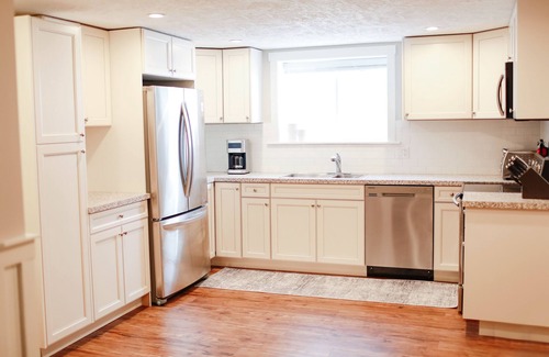 Cardston House | Fabulous multi family home next to the Cardston Temple, 30 minutes from Waterton