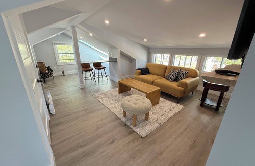 Wall House | Fabulous new 1BR Loft, 2 Blocks to the Beach