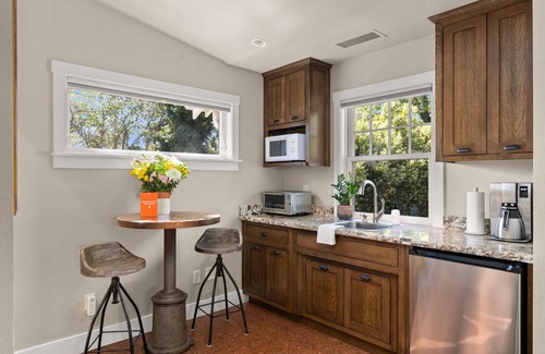 Chico House | Fabulous ParkSide King Suite Studio w/Balcony - Steps away from Lower Bidwell Park