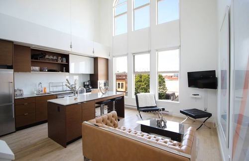 Downtown Victoria Condo | Fabulous Penthouse Loft in ❤︎ of Victoria