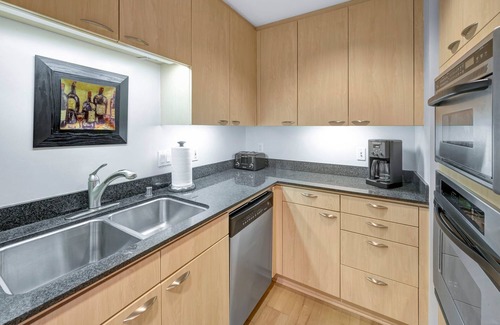 Marina District Condo | Fabulous Pet Friendly Marina Executive Retreat ~ Views! Views! Views!
