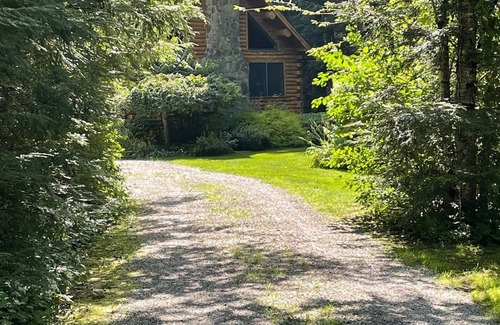 Monterey House | Fabulous Renovated Log Cabin: the perfect getaway with new pickleball court!