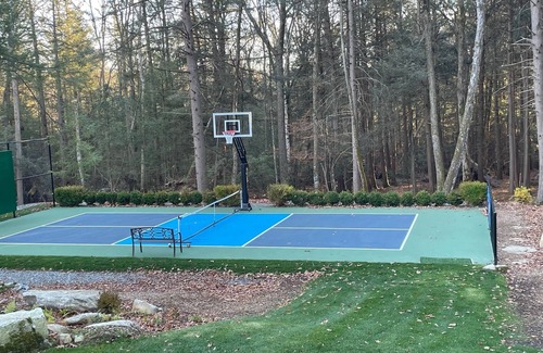 Monterey House | Fabulous Renovated Log Cabin: the perfect getaway with new pickleball court!