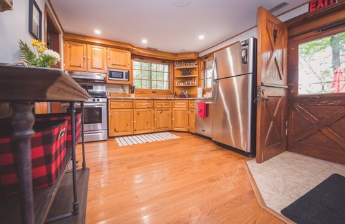 Fort Erie Cottage | Fabulous Rustic Waterfront Cottage in Niagara with Outdoor Bar, Kayaks and Canoe