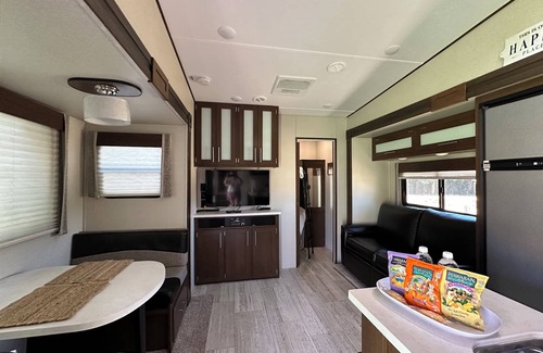 Exeter House | Fabulous RV with full amenities in Exeter!
