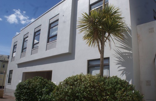 Sidmouth Apartment | Fabulous Sidmouth apartment with sea peeps
