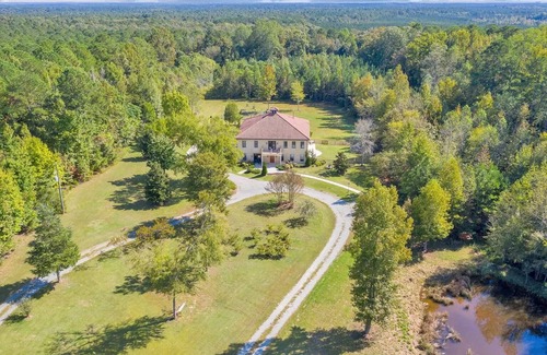New Hill Villa | Fabulous Six Bedroom Jordan Lake Tuscan Villa.