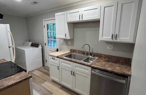 Greensboro Apartment | Fabulous studio forest in the city with AC in Greensboro