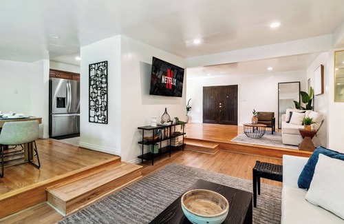 Woodland Hills House | Fabulous Tarzana Poolside Retreat