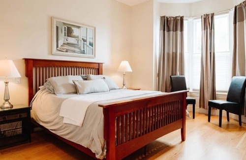 Inner Harbour Condo | Fabulous Townhouse in the Hotel District