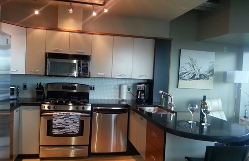 James Bay Condo | FABULOUS Ultra Modern Harbourview Getaway Downtown