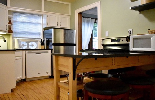 Ecco House | Fabulous Uptown Location! 7BR! Steps from Lake Bde Mka Ska! Downtown! MOA!