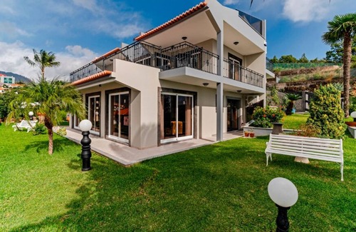 Santo Antonio Villa | Fabulous villa in Funchal, large pool | BelAir