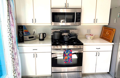 Eastport House | Fabulous Waterfront Contemporary with Rooftop Hot Tub!