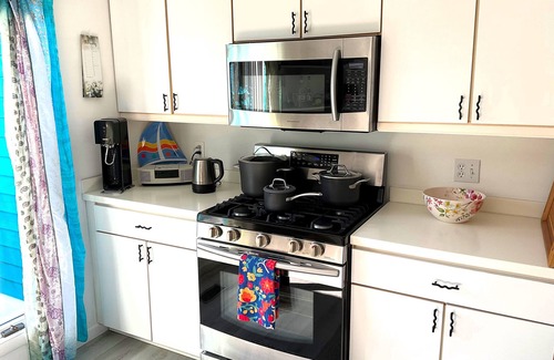 Eastport House | Fabulous Waterfront Contemporary with Rooftop Hot Tub!