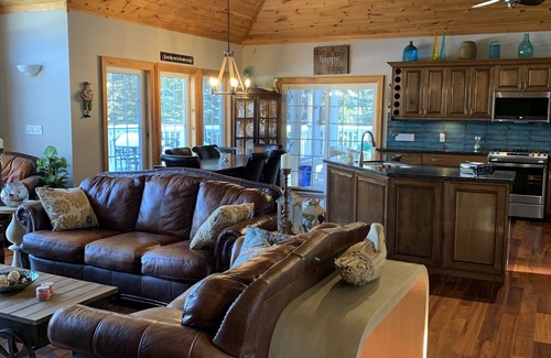 Bracebridge Cottage | Fabulous Waterfront Property in Muskoka