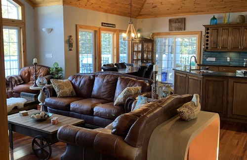 Bracebridge Cottage | Fabulous Waterfront Property in Muskoka