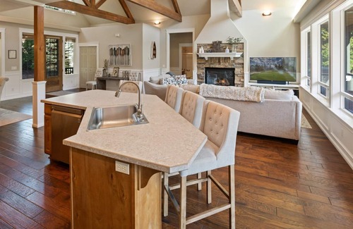 Sagle House | Fabulous Waterfront Home for Families and Friends, Pet Friendly