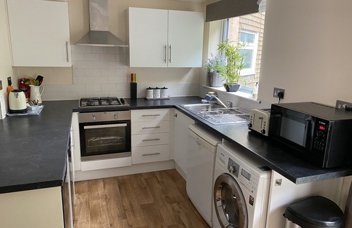Bracknell House | Fabulous with 4 Beds, Town house, sleeps 6, 5 mins from Bracknell Town & Station