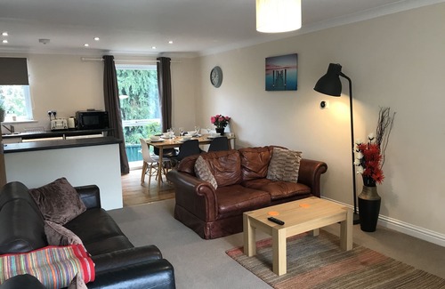 Bracknell House | Fabulous with 4 Beds, Town house, sleeps 6, 5 mins from Bracknell Town & Station