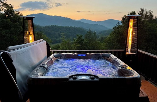 Burnsville Cabin | Fainting Goats! Luxe Retreat + 270° Long-Range Views near Asheville, NC
