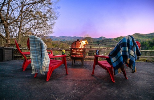 Burnsville Cabin | Fainting Goats! Luxe Retreat + 270° Long-Range Views near Asheville, NC