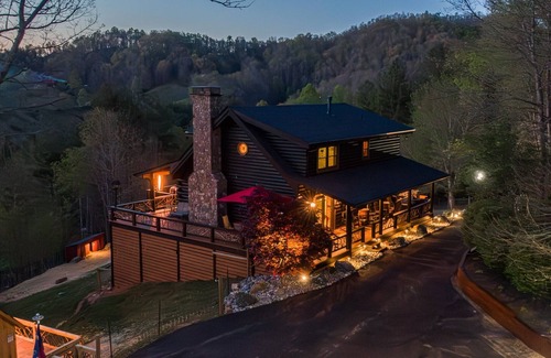 Burnsville Cabin | Fainting Goats! Luxe Retreat + 270° Long-Range Views near Asheville, NC