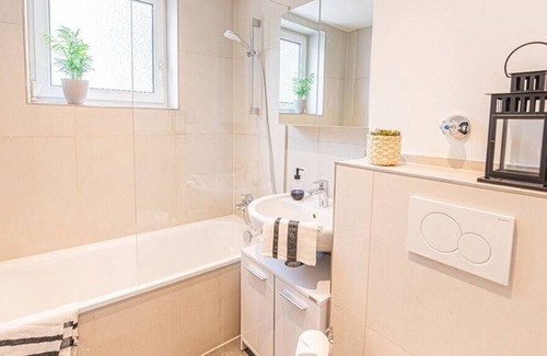 Augsburg-Goggingen Apartment | ☆FAIR+UNI: Modern & Stylish for 4: Kitchen+Parking