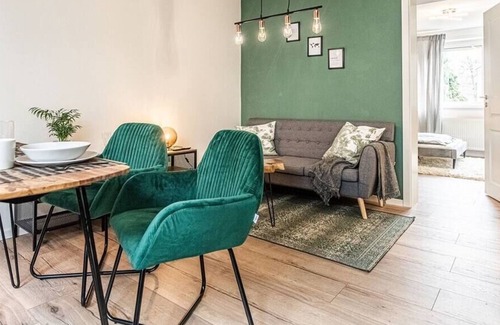 Augsburg-Goggingen Apartment | ☆FAIR+UNI: Modern & Stylish for 4: Kitchen+Parking