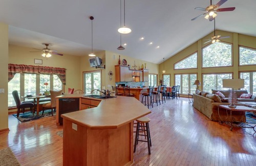 Fairfield Bay House | Fairfield Bay Retreat with Fireplaces and Lake Access