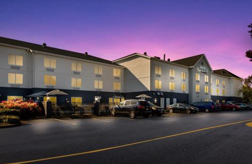 Greenbrier East Hotel | Fairfield by Marriott Chesapeake