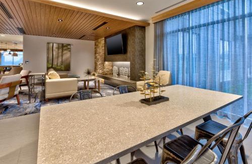 Alpine Center Hotel | Fairfield by Marriott Inn & Suites Grand Rapids North