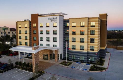 Garden Oaks Hotel | Fairfield Inn and Suites by Marriott Houston Brookhollow