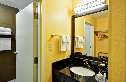 Dallas Design District Hotel | Fairfield Inn & Suites Dallas Medical/Market Center