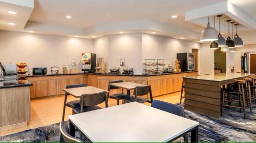 Westchase Hotel | Fairfield Inn & Suites Houston Westchase