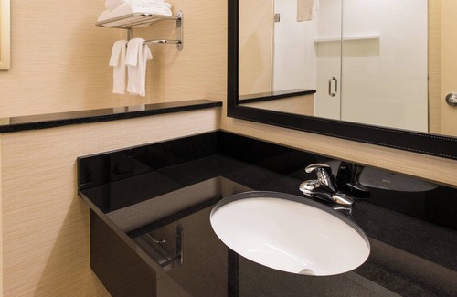 Utica Hotel | Fairfield Inn & Suites Utica