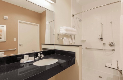 Victoria Hotel | Fairfield Inn & Suites Victoria