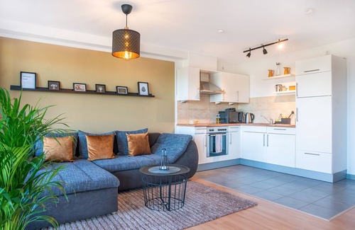 Huefingen Apartment | Fairflats Hüfingen: Küche Arbeitsplatz Balkon Aufzug