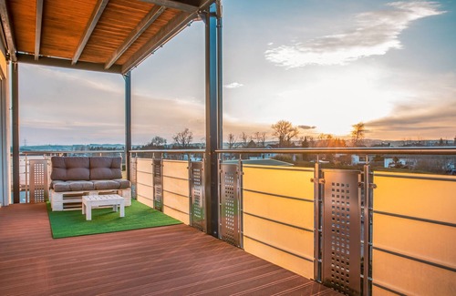 Huefingen Apartment | Fairflats Hüfingen: Küche Arbeitsplatz Balkon Aufzug