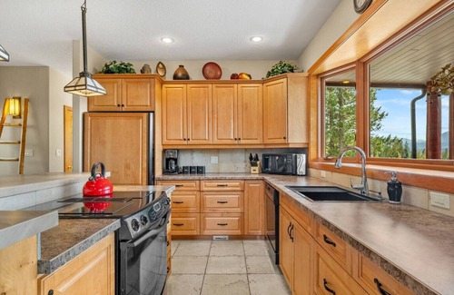 East Kootenay Cabin | Fairmont Ridge | Hot Tub | Mtn Views | Pool Table