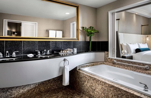 Richmond Hotel | Fairmont Vancouver Airport - Gold Experience