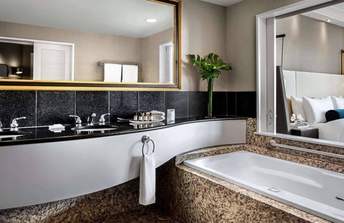 Richmond Hotel | Fairmont Vancouver Airport In-Terminal Hotel