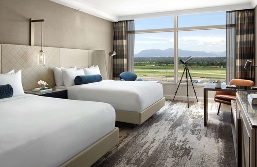 Richmond Hotel | Fairmont Vancouver Airport In-Terminal Hotel